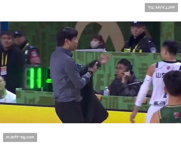 邱彪冲场怒摔西装遭禁赛两场 山东主帅情绪失控暴露裁判沟通困境